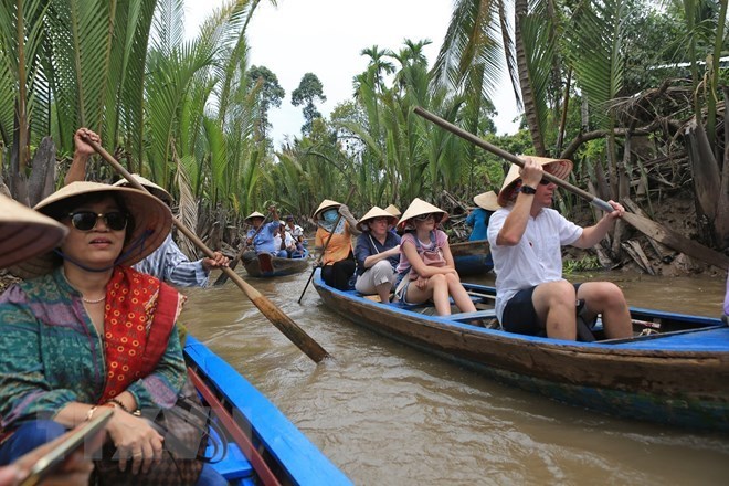 Khách quốc tế khám phá miền sông nước Tiền Giang
